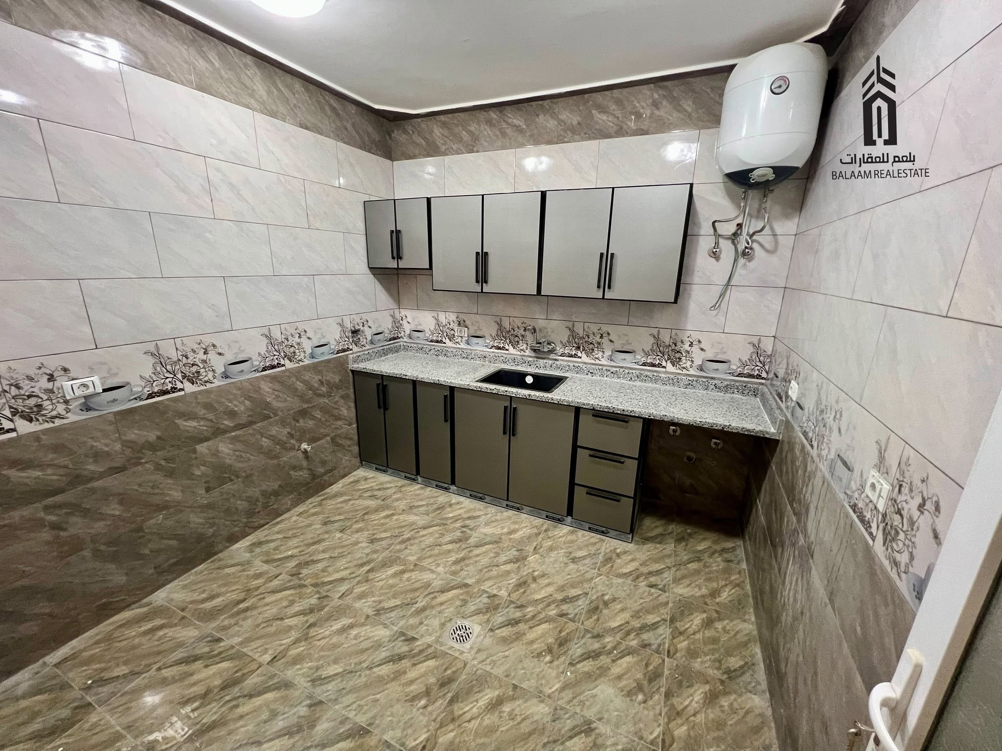 مبنى تجاري — 6 طوابق