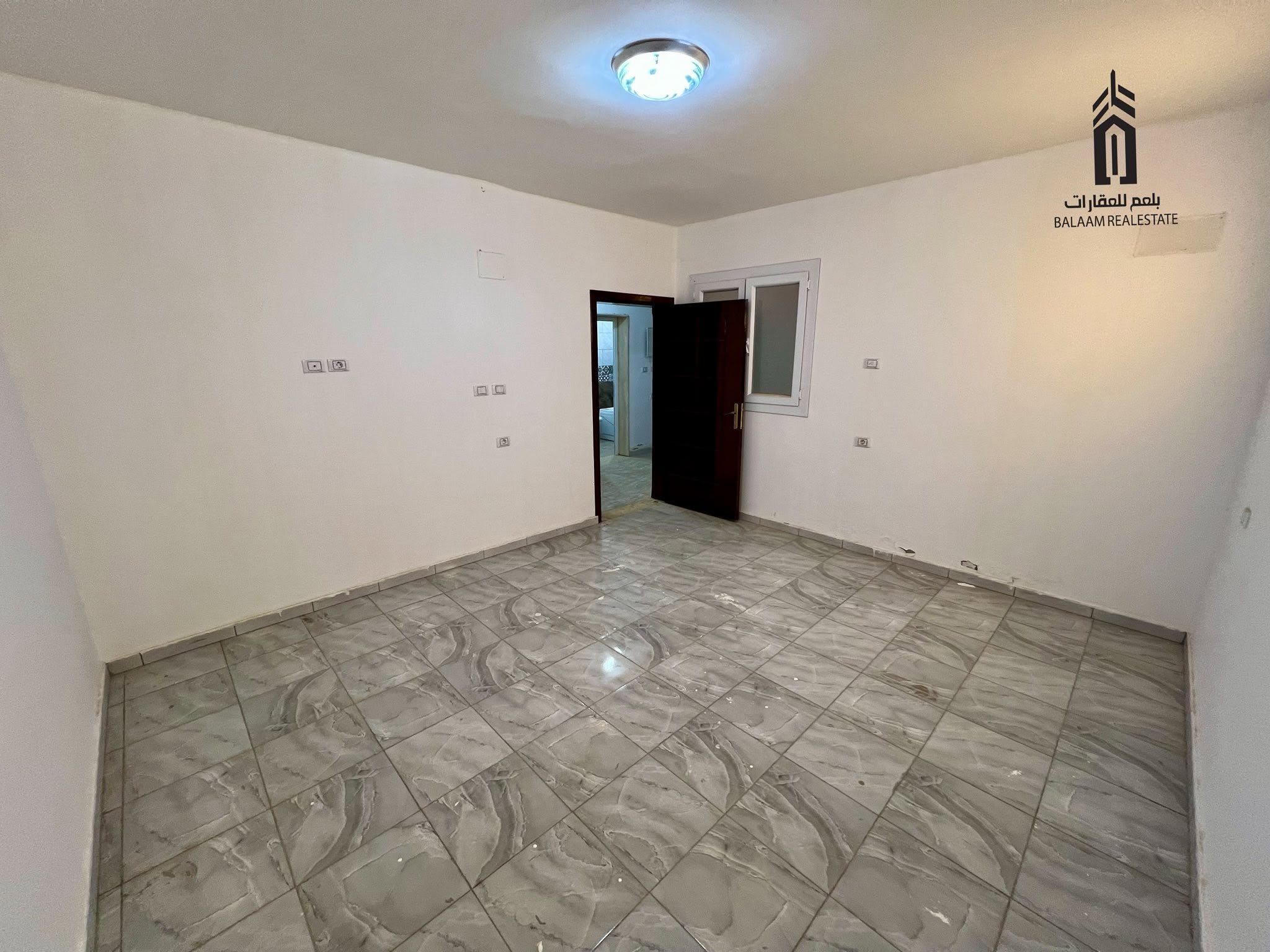 مبنى تجاري — 6 طوابق