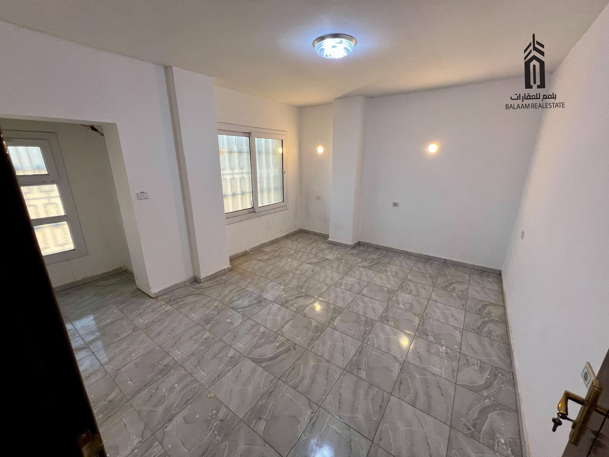 مبنى تجاري — 6 طوابق