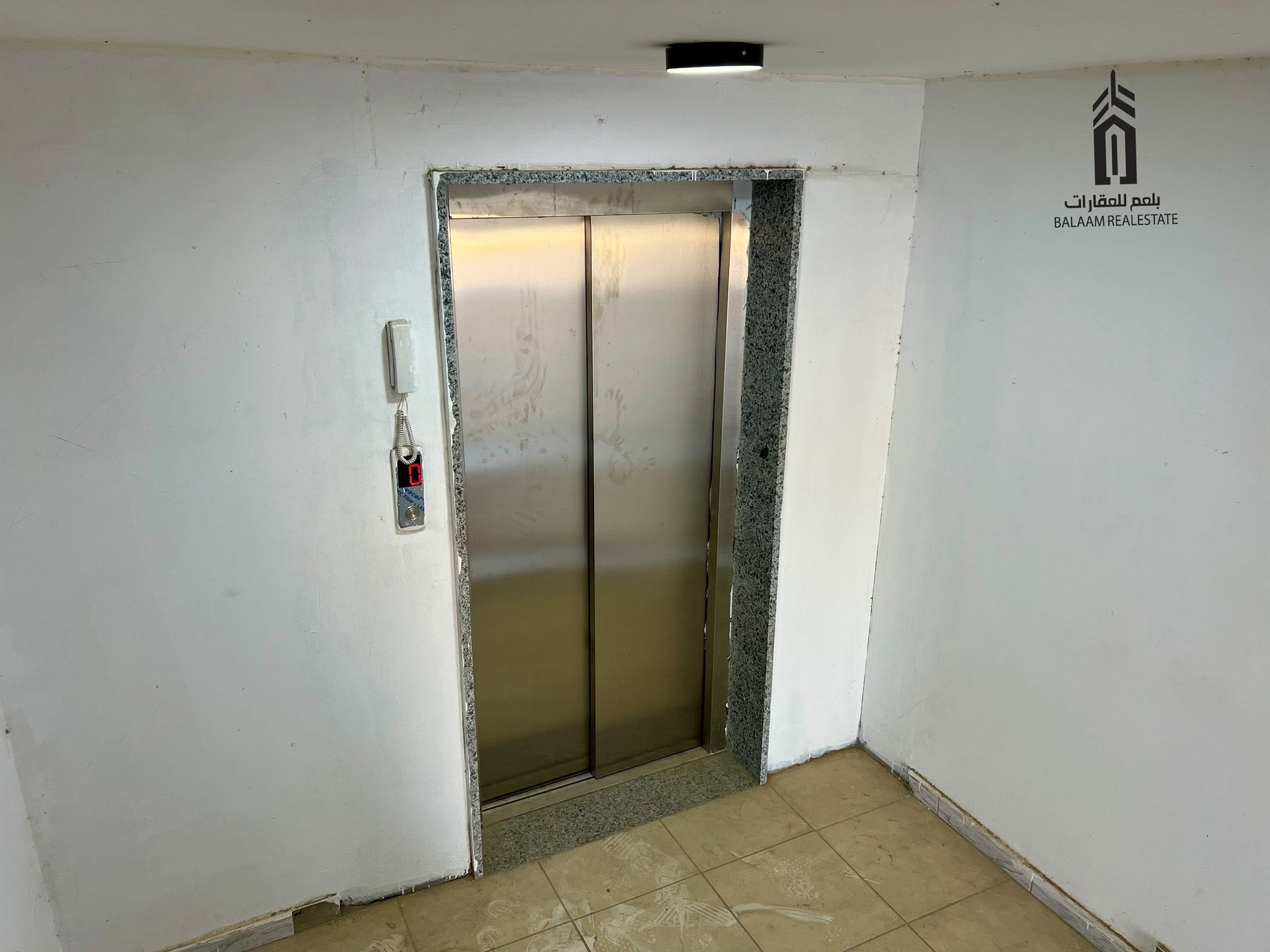 مبنى تجاري — 6 طوابق