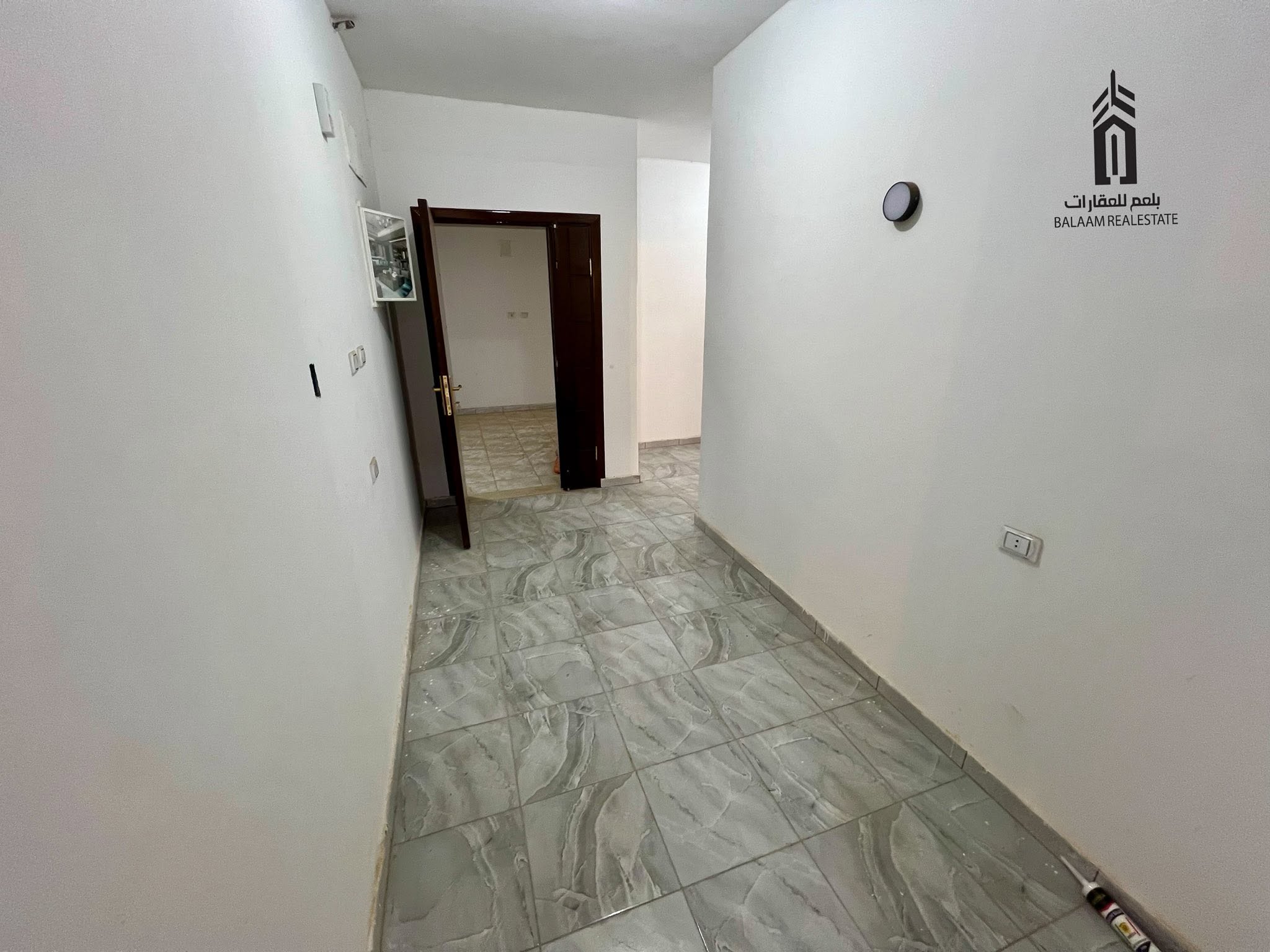مبنى تجاري — 6 طوابق